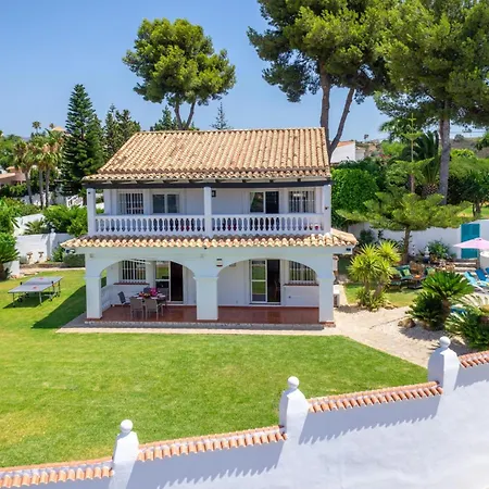 Villa Holivista Elegant 4-bedroom Spanish In